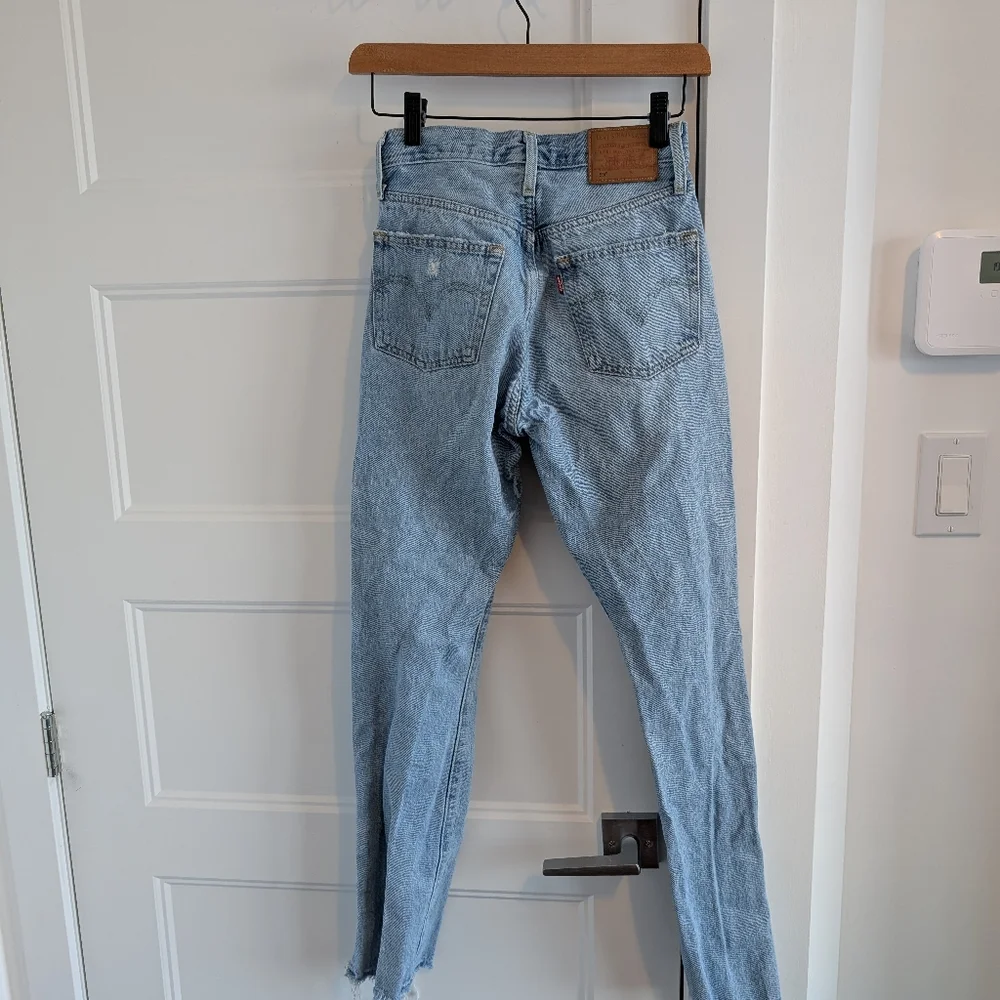 Levi's/Distressed Light Blue Denim Jeans 501 Sz 23 - Picture 2 of 5